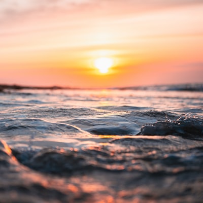 日落时海浪拍岸